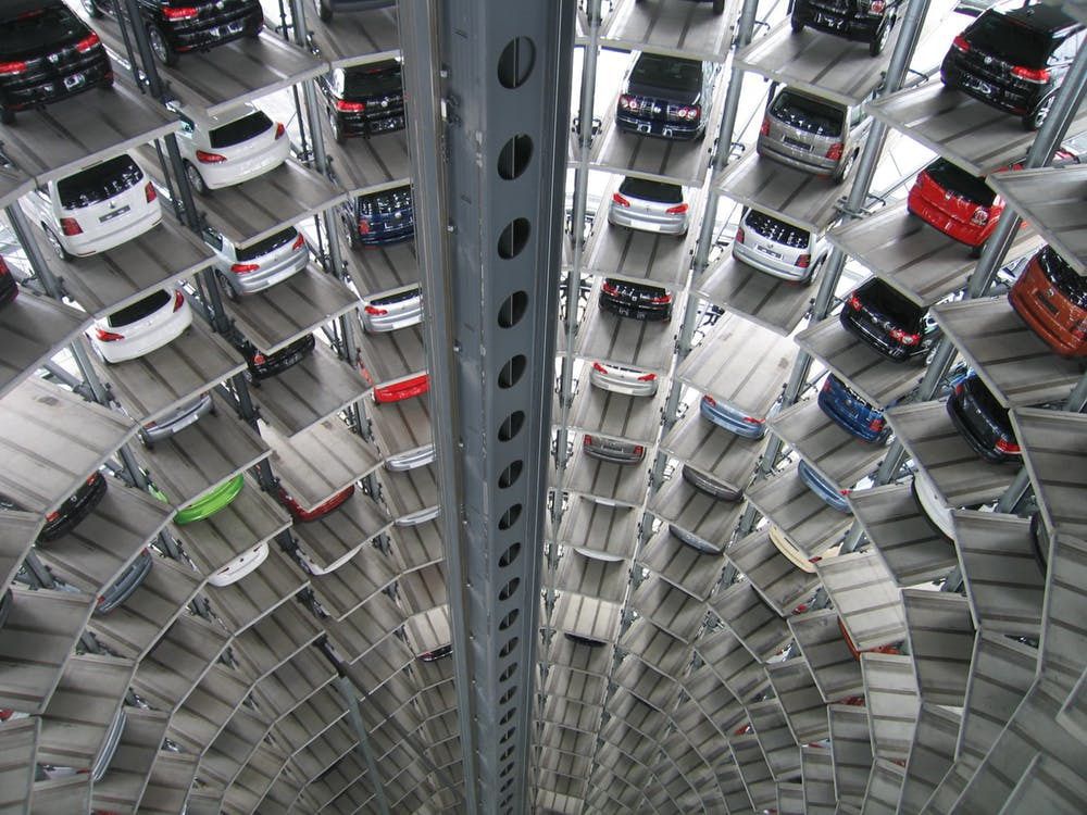 З 1 липня в Україні будуватимуть автоматизовані паркінги. Управління пристроєм для переміщення авто і контроль його роботи передбачається з приміщення диспетчерської.