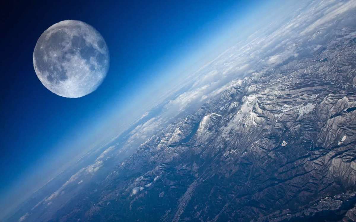 Американськими вченими складена детальна карта Місяця. Детальне зображення поверхні природного супутника Землі було створене завдяки даним, переданим "Місячним орбітальним розвідником" (Lunar Reconnaissance Orbiter, LRO).
