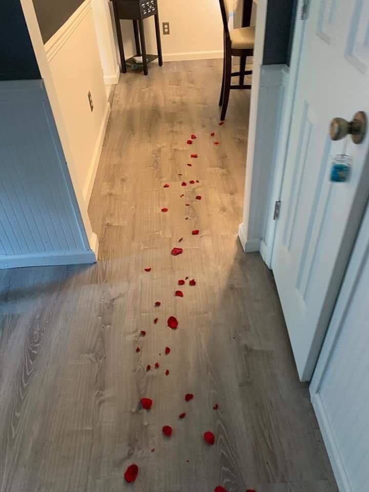 Чоловік повернувся додому і побачив на підлозі доріжку з пелюсток троянд, він думав, що вона веде до подарунка, але це було не так. Дружина пожартувала над чоловіком у день його народження.