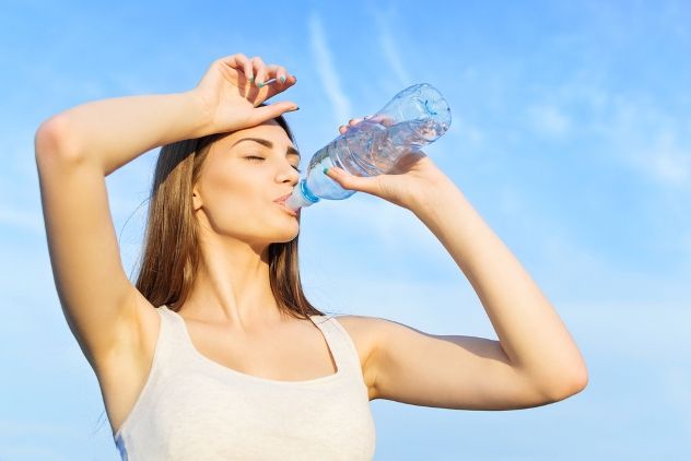 Скільки води потрібно пити в жарку погоду: поради та рекомендації. Як не допустити дефіциту рідини в організмі?