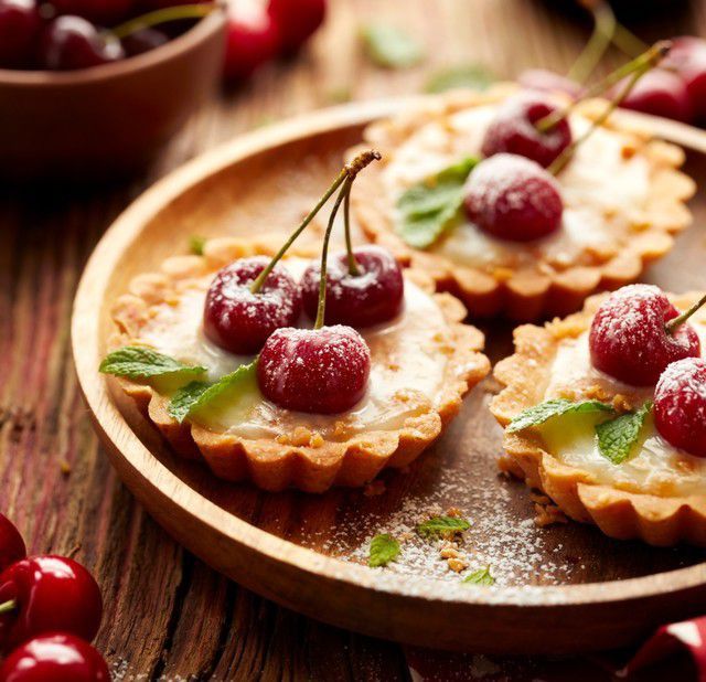 Соковиті вишневі тарталетки. У вишні міститься величезна кількість вітамінів, тому тарталетки з вишнею — корисний десерт.