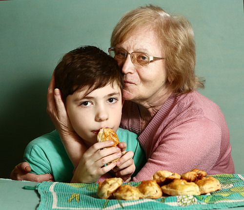 Як люблячі бабусі прищеплюють онукам погані звички. У стосунках між батьками і бабусями дітей розбіжностей задосить.