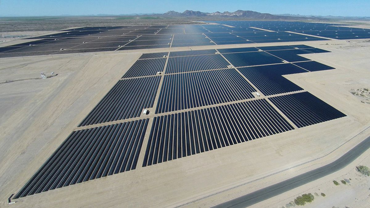 Найбільшу сонячну електростанцію у світі запустили в столиці ОАЕ. Потужність електростанції становить 1,17 гігавата.