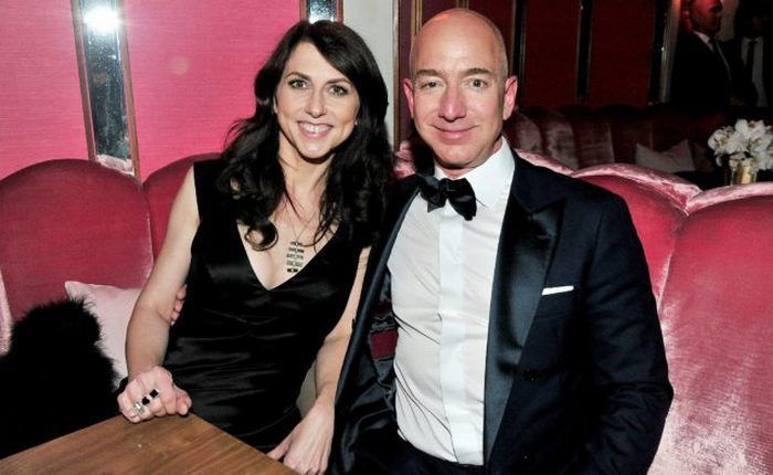 Найбагатший чоловік в світі і глава Amazon Джефф Безос офіційно розлучився з дружиною. Він передасть їй акції на $38 мільярдів.