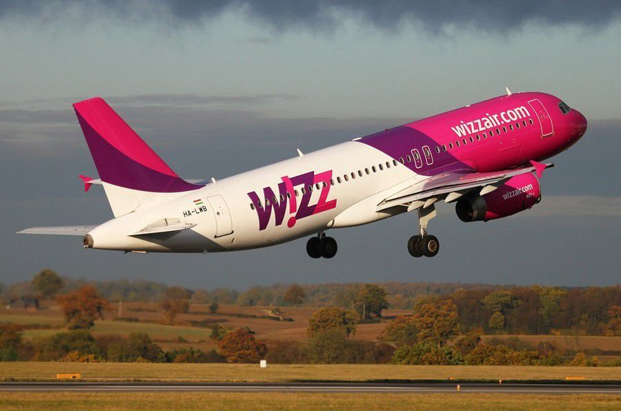 Авіакомпанія Wizz Air попередила пасажирів про затримки рейсів та зміну аеропорту. Пасажирів обіцяють попереджати вчасно.
