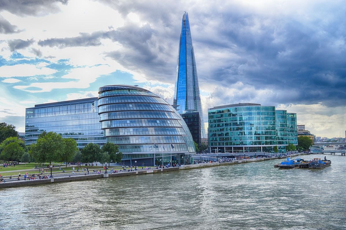 У Лондоні скелелаз виліз по стіні на скляний хмарочос. Скелелаз виліз по скляному фасаду на хмарочос Shard в Лондоні, який є найвищою будівлею в Європі за станом на 2012 рік.
