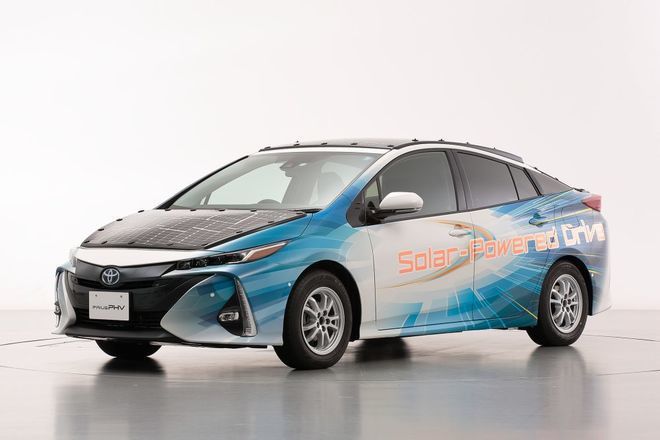 Toyota тестує новий електромобіль на сонячній енергії. Дальність ходу може бути збільшена на 56 км в день.