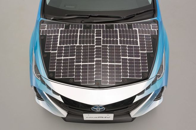Toyota тестує новий електромобіль на сонячній енергії. Дальність ходу може бути збільшена на 56 км в день.