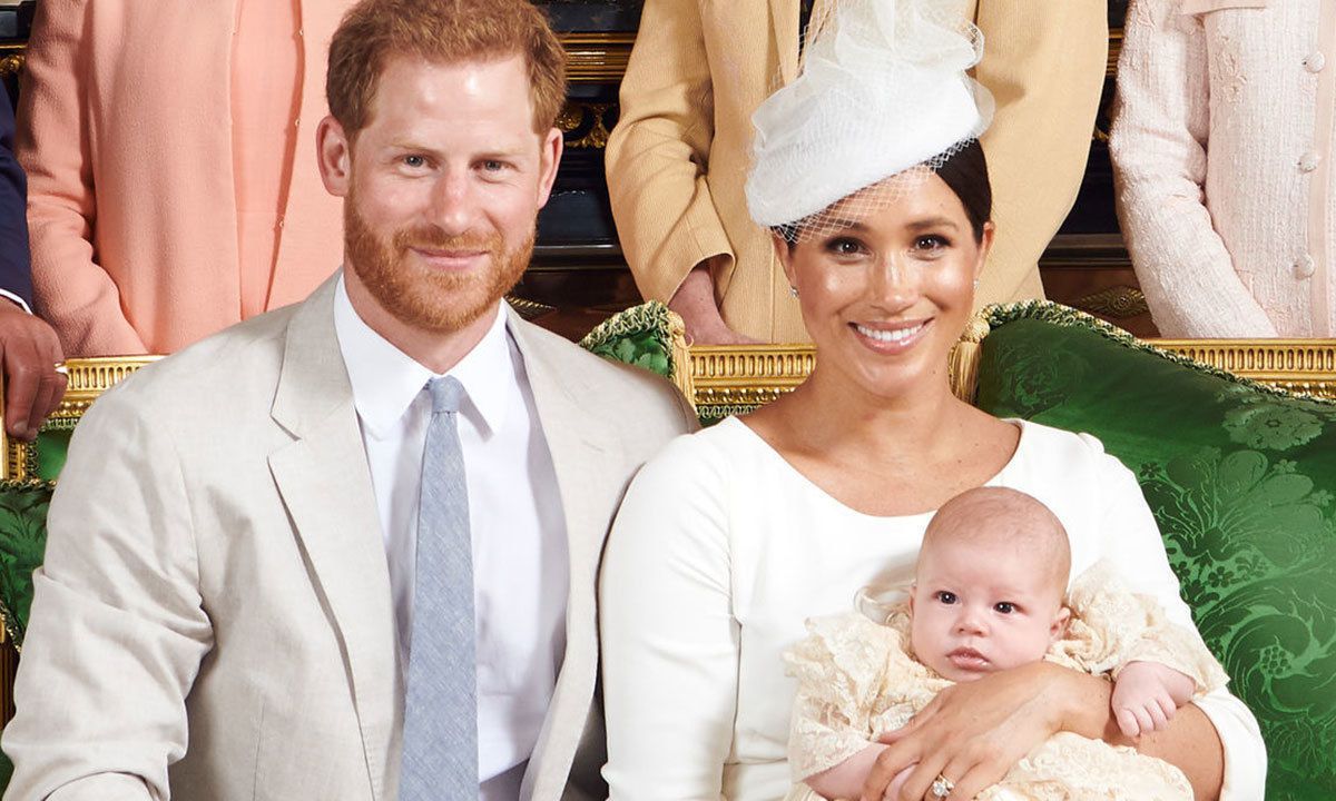 Кейт Міддлтон і принца Вільяма критикують за знімок з хрестин сина Меган Маркл і принца Гаррі. У Мережі критикують сімейний знімок з хрещення Арчі за поведінку Кейт Міддлтон і принца Вільяма.