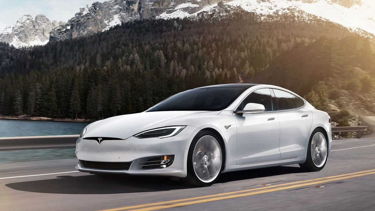 Ілон Маск повідомив про значне зростання цін на Tesla. Компанії вигідніше займатися автопілотним таксі.