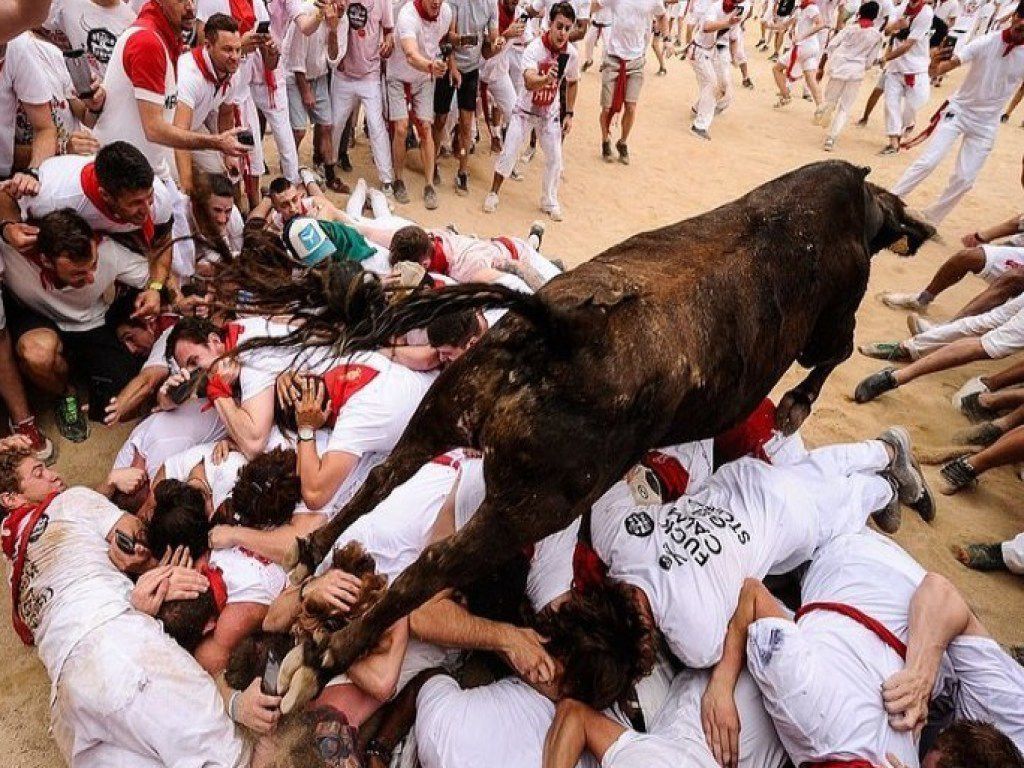В Іспанії розгнівані бики атакували туристів. Туристи на святі Сан-Фермін розлютили биків.
