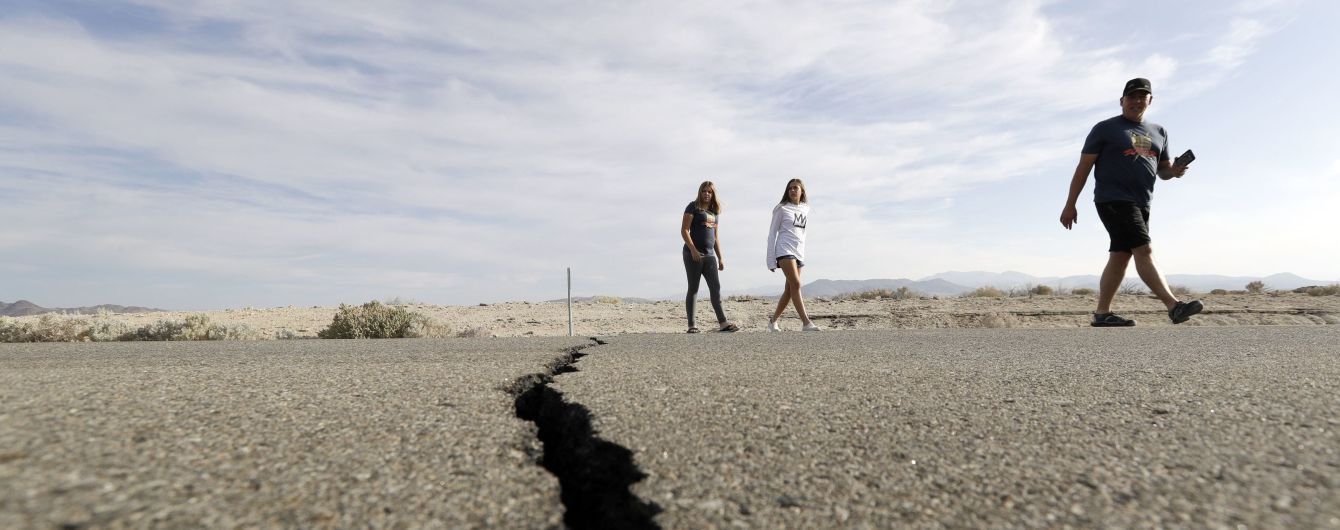 Розлом від землетрусу в Каліфорнії видно з космосу. Після землетрусу на ділянках окружних доріг з'явилися тріщини.