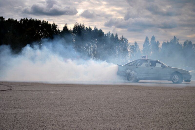 Колір диму з вихлопної труби може показати несправність автомобіля. Колір вихлопних газів повинен бути безбарвним.
