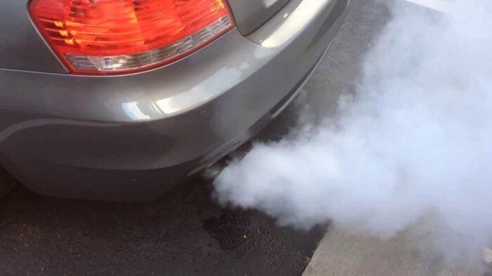 Колір диму з вихлопної труби може показати несправність автомобіля. Колір вихлопних газів повинен бути безбарвним.