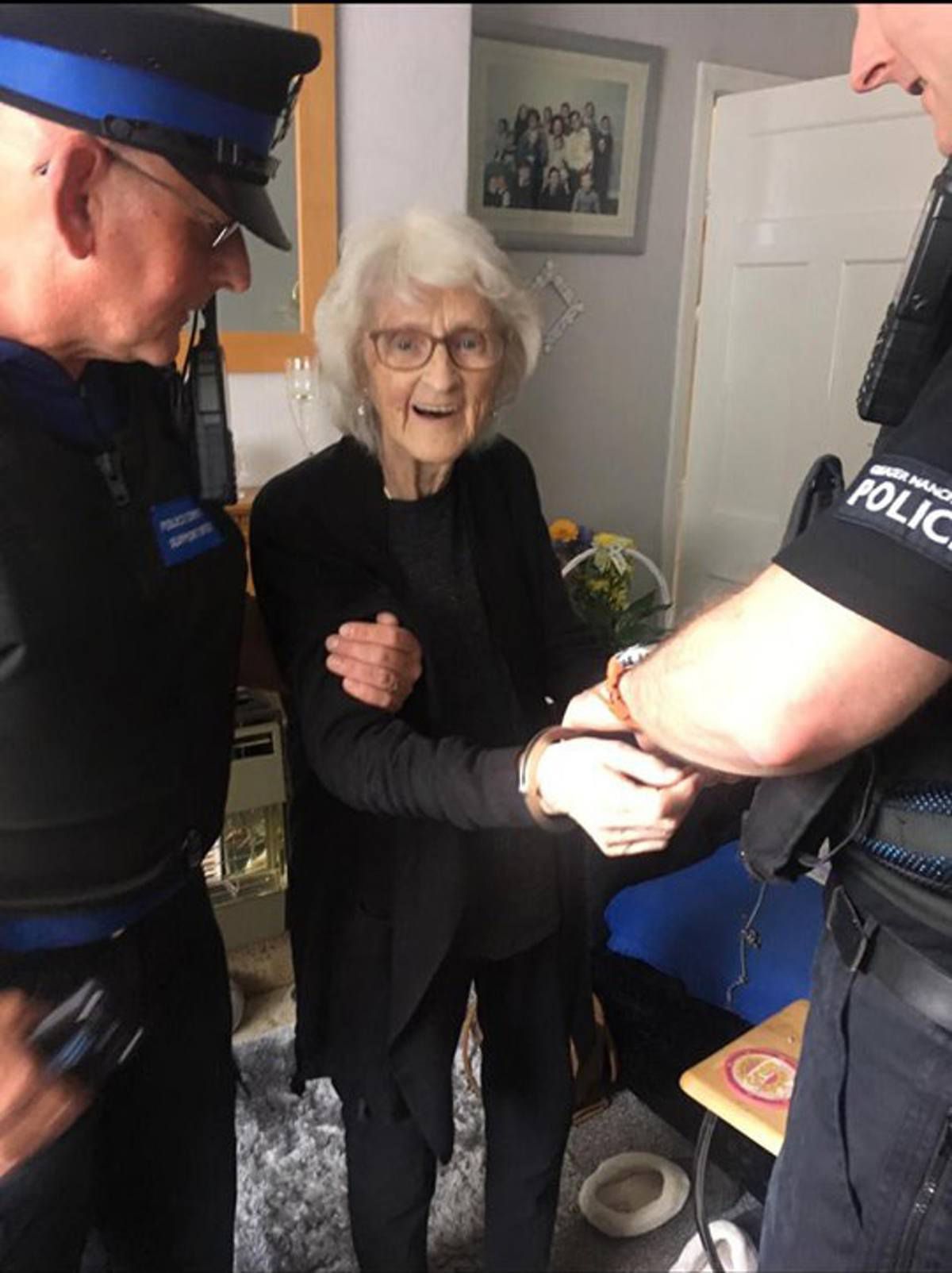 Бабусі мріяла бути заарештованою, добрі поліцейські прийшли на допомогу і звинуватили її в пограбуванні. Двоє офіцерів виконали бажання 93-річної бабусі.