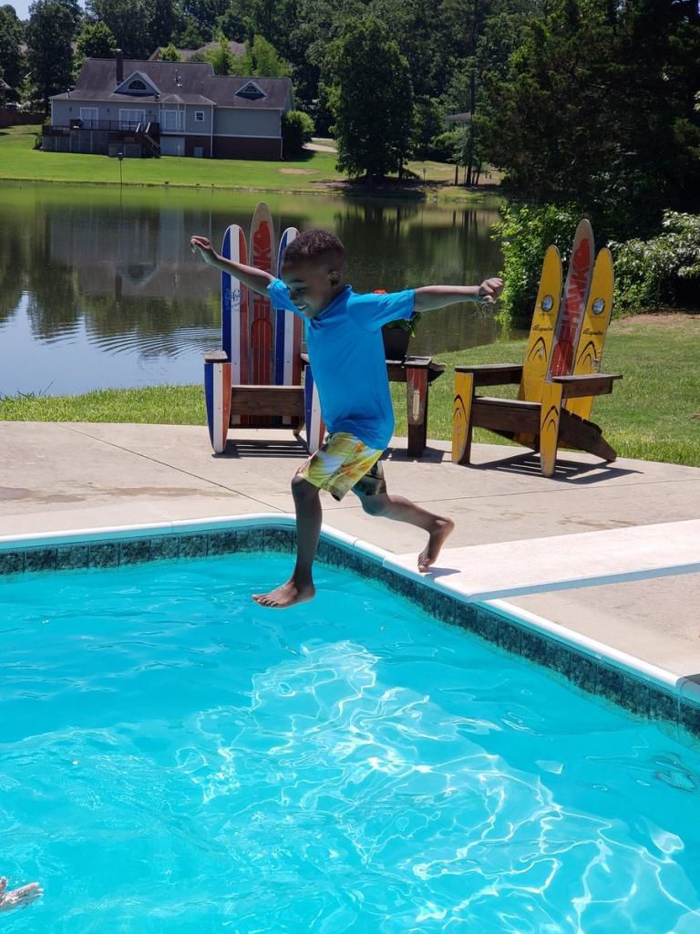 Пам'ятаєте відео з дитиною, де хлопчик тремтів від страху стрибнути у воду, подивіться, як виглядає подолання страхів через 2 роки. Гордий батько поділився відео сина, який подолав свій страх перед водою.