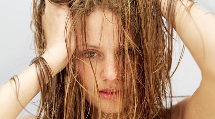 9 порад від професійних стилістів, які допоможуть волоссю довше залишатися чистим і об'ємним. Чим більше ми миємо волосся, тим швидше воно стає брудним.