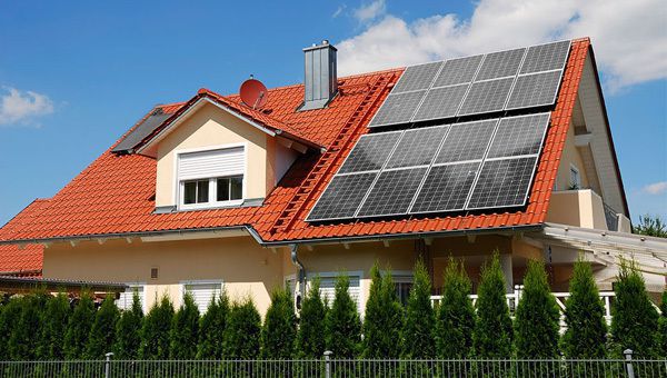 Власникам домашніх електростанцій повернули «зелений» тариф. Але тільки для маленьких наземних сонячних електростанцій.