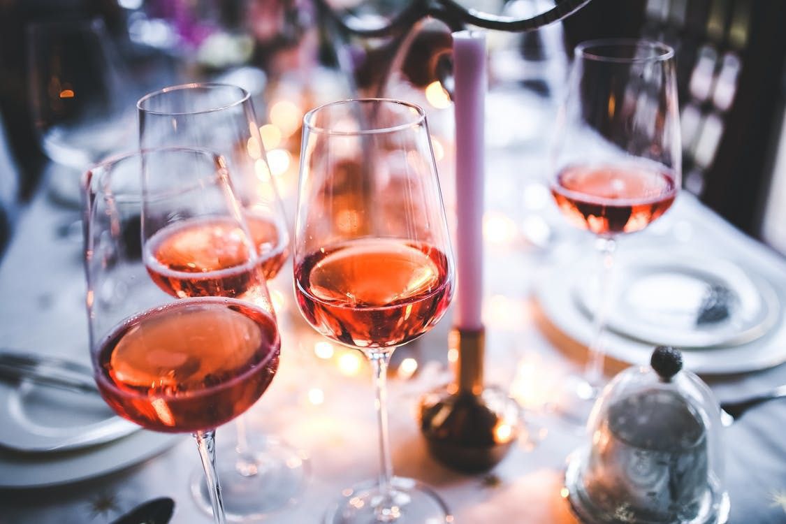 Напій богів: з чим поєднувати рожеве вино. Легке і смачне, таке точно підкорить серця любителів вишуканих напоїв.