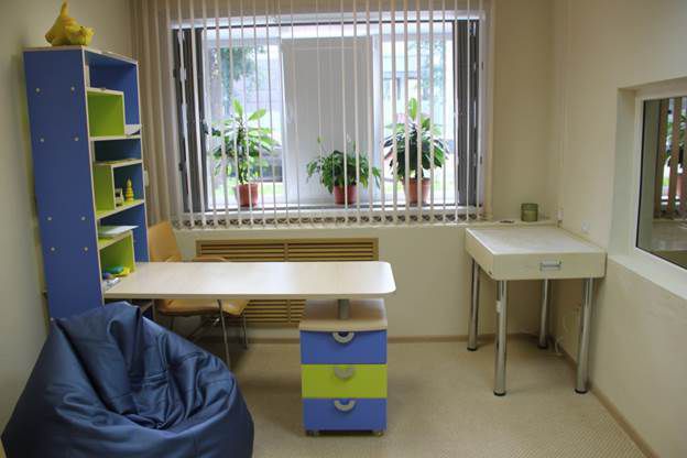 В Україні суди будуть обладнані спеціальними кімнатами для дітей. Зокрема, мова йде як про дитячі кімнати, так і про приміщення «маленький свідок» для дітей, яким доводиться свідчити під час процесу.