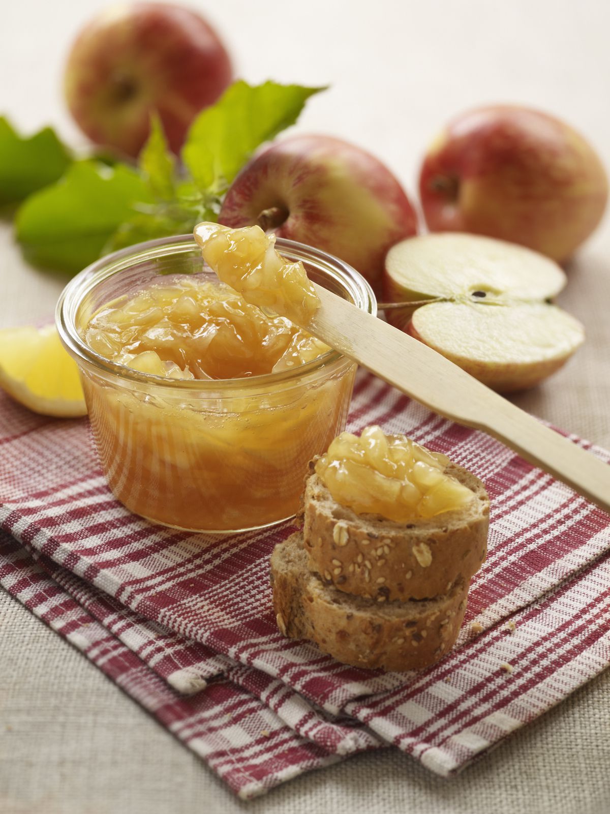 Ароматне яблучне варення на зиму. Взимку не раз порадієте, що знайшли час для того, щоб заготовити варення з яблук.