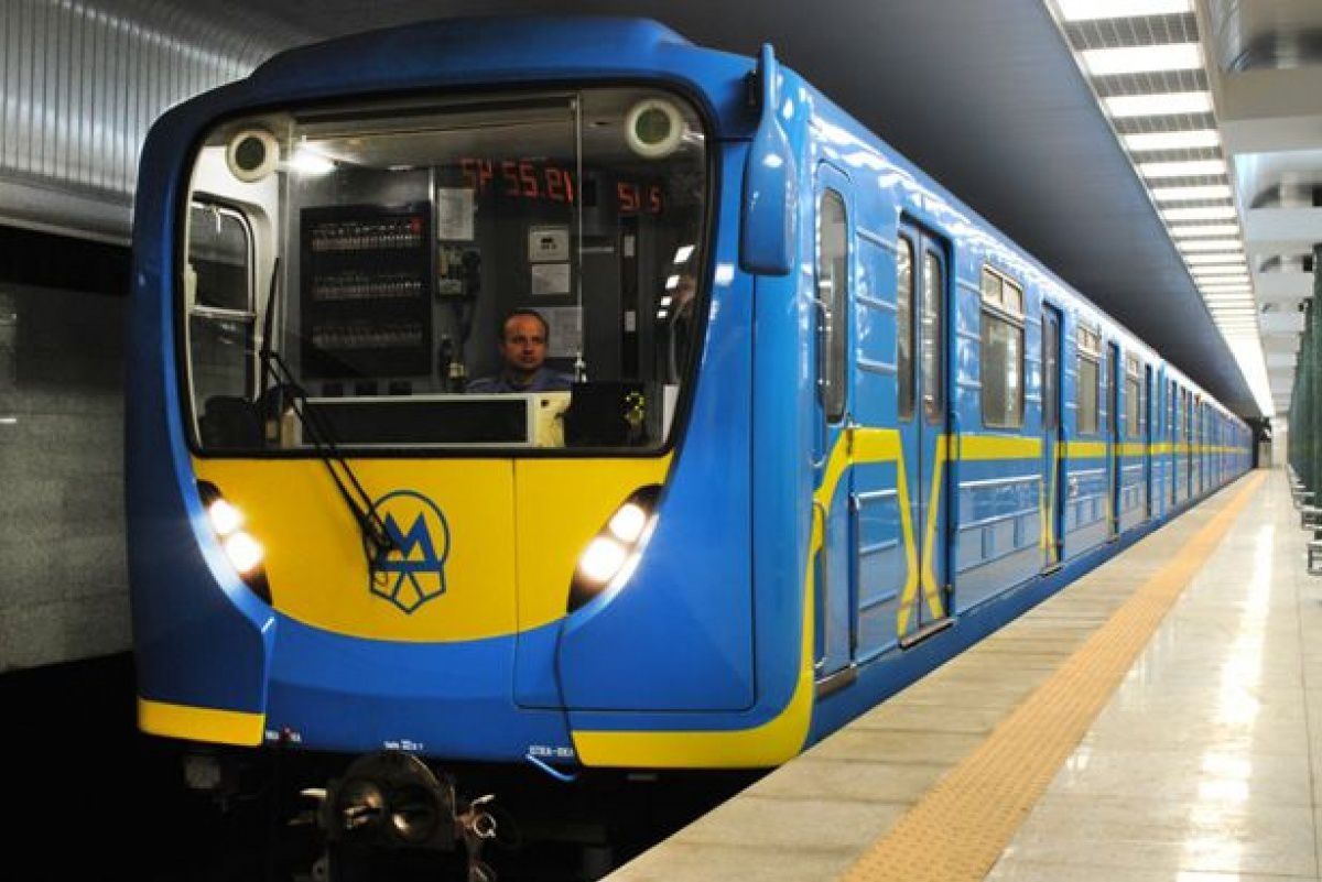 Два вестибюлі Київського метрополітену з 15 липня почнуть працювати без жетонів. Повністю жетон буде поступово виведений з обігу до 30 жовтня 2019 року.