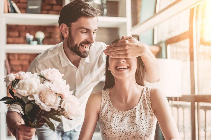 Ось 8 ознак, які допоможуть упевнитися, що людина, з якою ви зустрічаєтеся, дійсно дорожить вами. Це буде робити людина, яка щиро кохає вас.