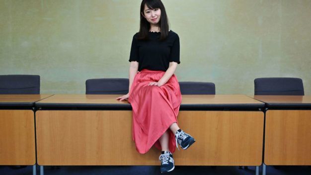 Варварський закон: міністр праці Японії зобов'язав всіх жінок носити підбори в офісі. В знак протесту японки влаштували флешмоб із надією на скасування вимоги.