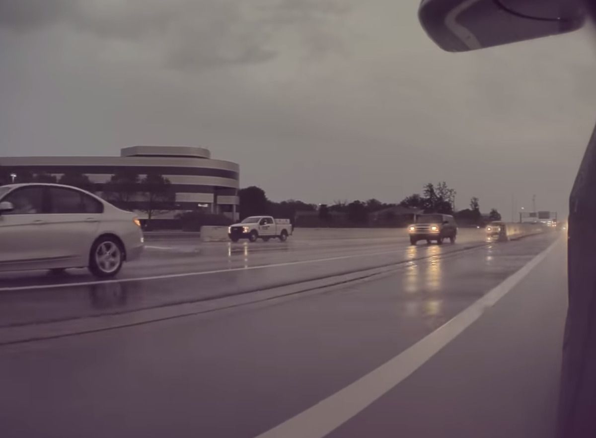 Водій показав на відео, як завдяки автопілоту Tesla зумів уникнути аварії. Вам ще потрібні докази того, що люди програли роботам?