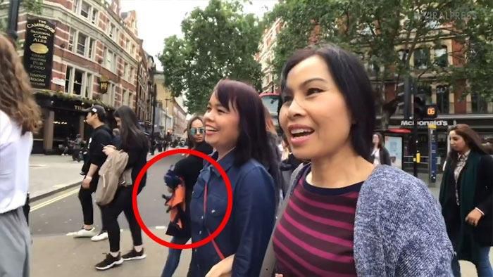 Туристок обікрали в Лондоні і виявилося, що одна з них зняла злодійок на свій телефон. Вони побачили обличчя тих, хто їх обікрав.