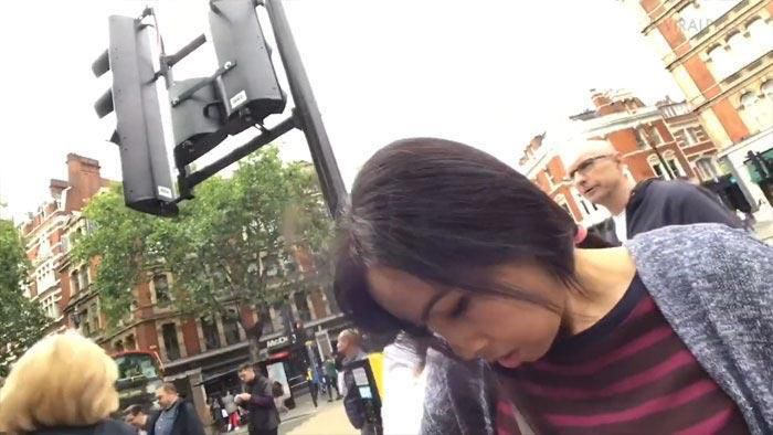 Туристок обікрали в Лондоні і виявилося, що одна з них зняла злодійок на свій телефон. Вони побачили обличчя тих, хто їх обікрав.