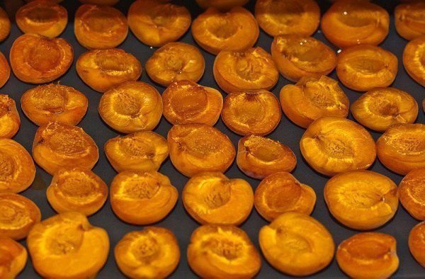 Як зробити курагу з абрикоса в домашніх умовах. Ви можете легко висушити абрикоси в духовці або на сонці своїми руками.