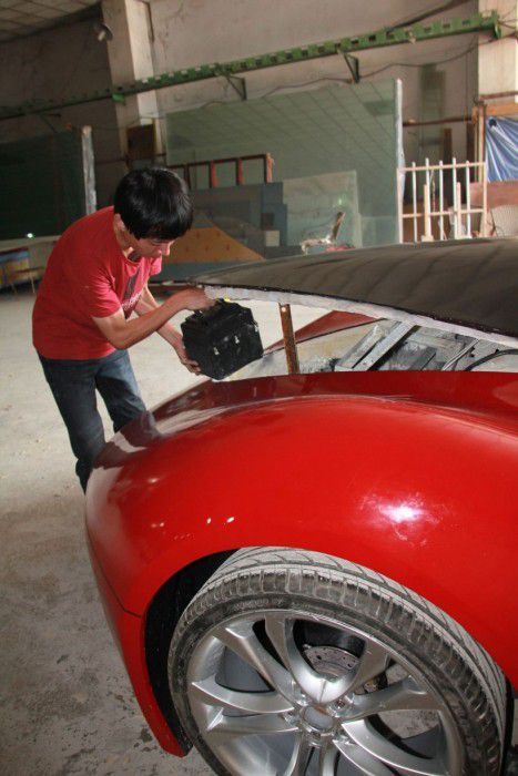 Китаєць власноруч створив приголомшливий суперкар, зібравши всі деталі вручну. Китайський студент за 6 місяців створив неймовірний суперкар, витративши всього 5000 доларів.