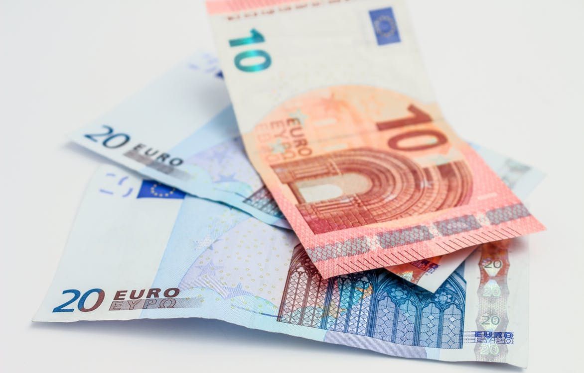 Нацбанк Чехії випустив банкноту в €0. Гроші присвятили популярному поп-співаку.