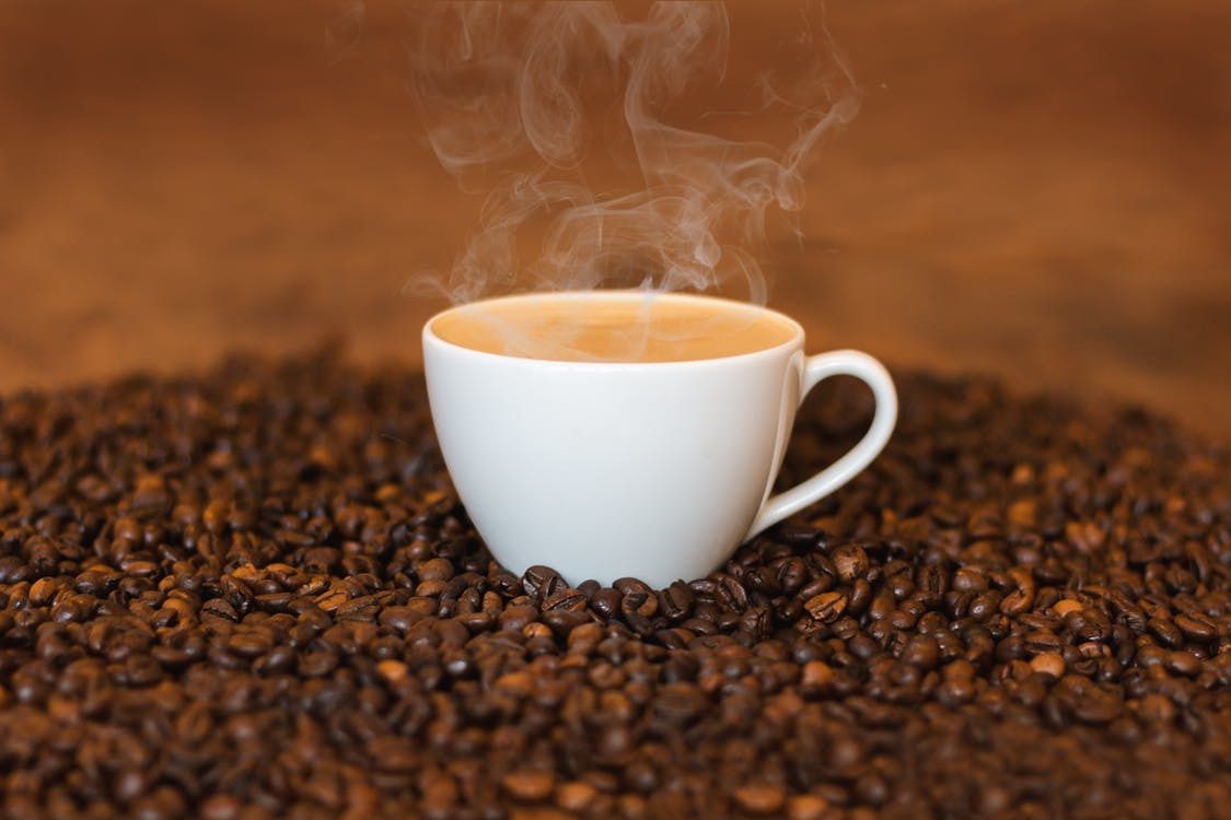 Британськими дослідниками доведено, що цукор у крові краще розщеплюється бурим жиром після його активації кавою. Користь кави при діабеті та ожирінні.