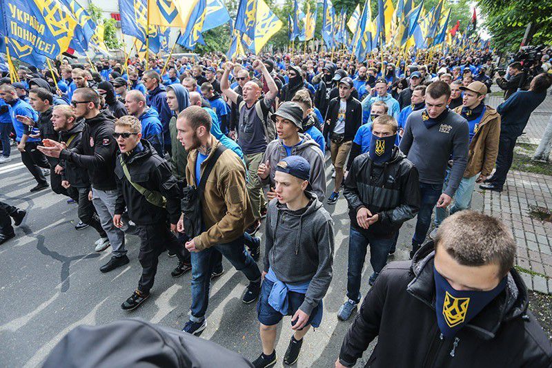 Кабмін України фінансує націоналістичні угруповання «Національний корпус», «С14» тощо. Bellingcat звинуватив Кабмін України у фінансуванні ультраправих угруповань.