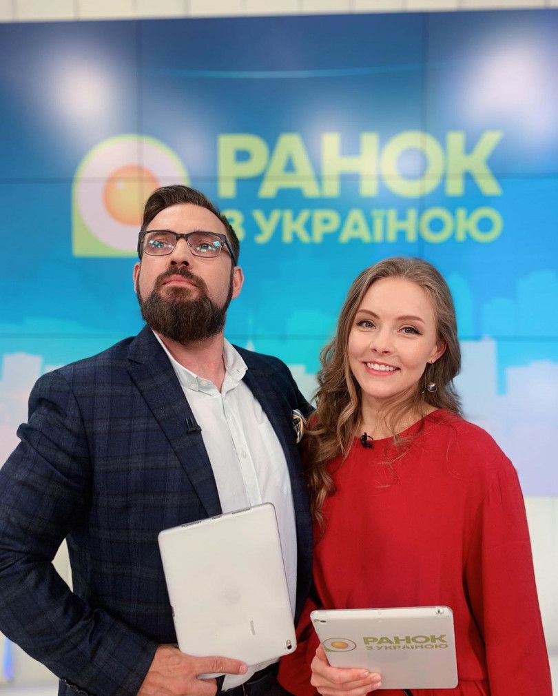 Олена Шоптенко спробувала себе у ролі телеведучої. Молода мама стала ведучою ранкового шоу на каналі "Україна".