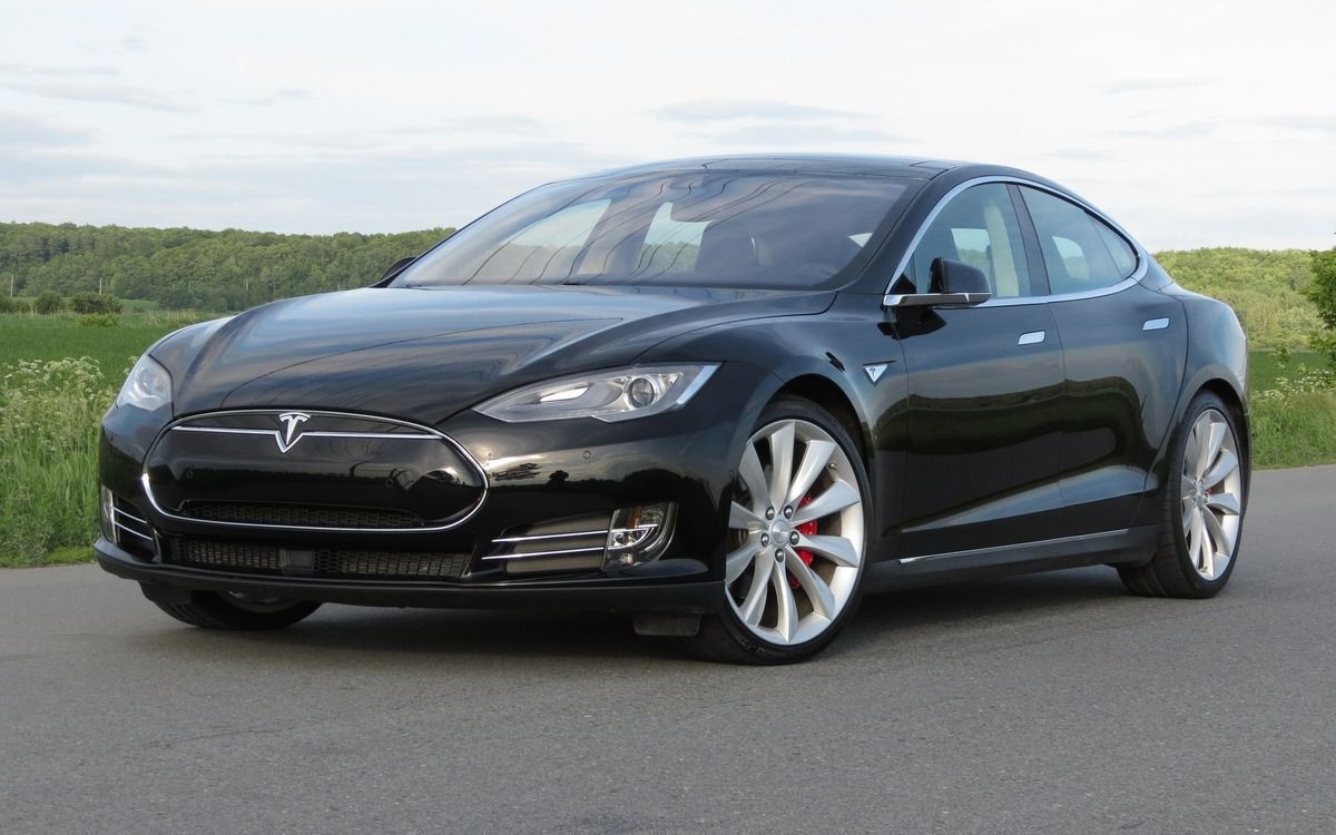 У Німеччині є електромобіль Tesla Model S майже з мільйонним пробігом і лише однією заміною акумулятора. На весь цей кілометраж хазяїну машини довелося один раз заміняти акумулятор.