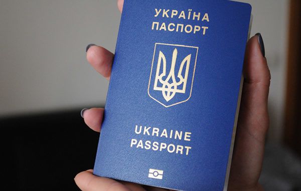 Зеленський доручив видавати паспорти етнічним українцям в інших державах. Київ може почати процедуру надання етнічним українцям, які живуть в інших країнах, другого громадянства — України.