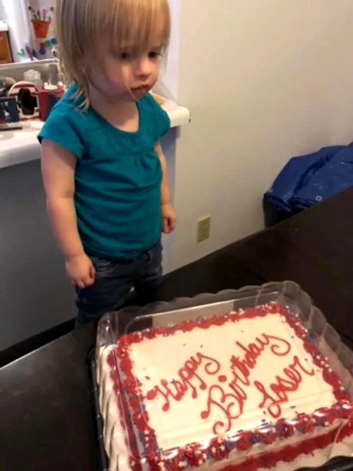 Кондитери переплутали напис на торті до Дня народження дівчинки та ось якою була її реакція. У неї не могло бути більш красномовної реакції.