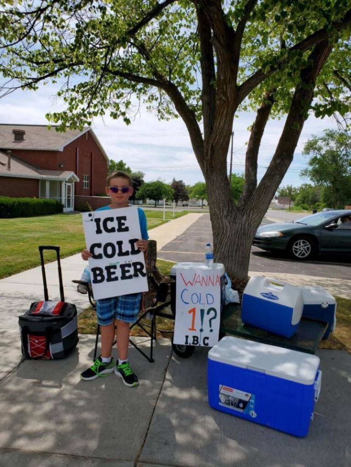 Хлопчик продавав пиво на вулиці, чим дуже стурбував сусідів, ним зацікавилася поліція, але як з'ясувалося він нічого не порушив. Підприємцем швидко зацікавилася поліція.