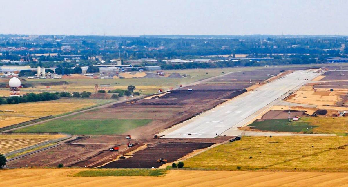 В аеропорту «Одеса» закінчили будівництво злітної смуги. В аеропорту «Одеса» добудували нову злітну смугу довжиною 2800 метрів.