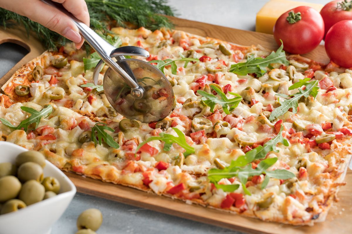 Смачна піца на лаваші з томатною пастою. Начинка може бути різноманітною, на ваш смак.