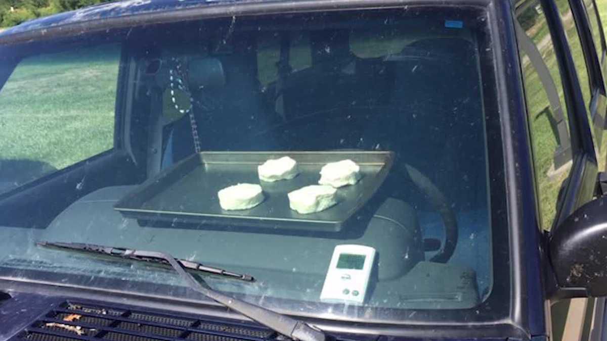 Служба погоди наочно продемонструвала вплив сильної спеки, спробувавши спекти печиво, використовуючи тільки машину і сонце. У США на сонці випеклися сире тісто, залишене в авто.