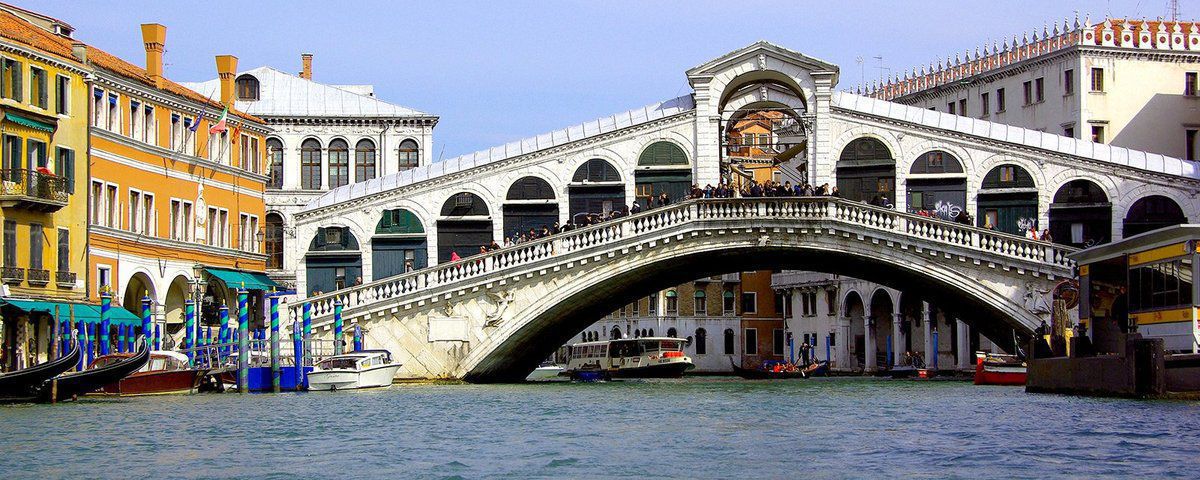 Штраф у €950 отримали туристи з Німеччини за приготування кави на мосту у Венеції. Двох німців поліція Венеції оштрафувала за каву на мосту.
