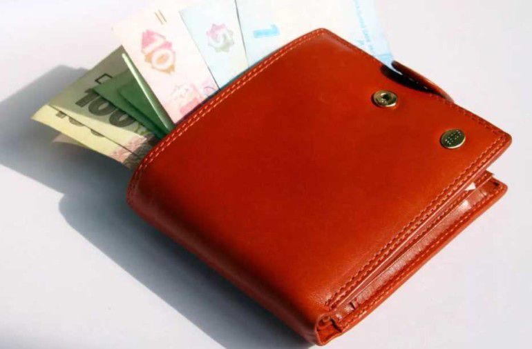 Що можна покласти у гаманець для збільшення кількості грошей у ньому?. Кілька дрібниць у гаманці можуть притягнути гроші.