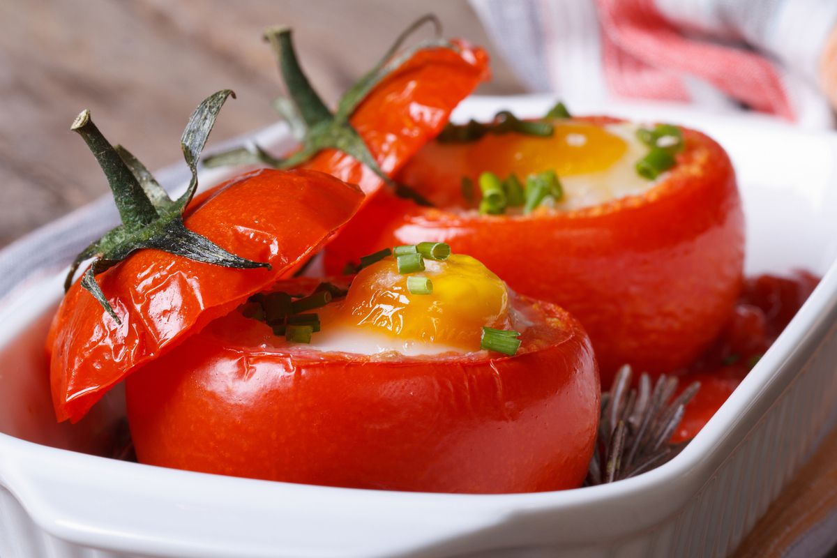 Яйце в помідорі, кращого сніданку і не придумаєш. Рецепт яйця в помідорі у літній сезон.