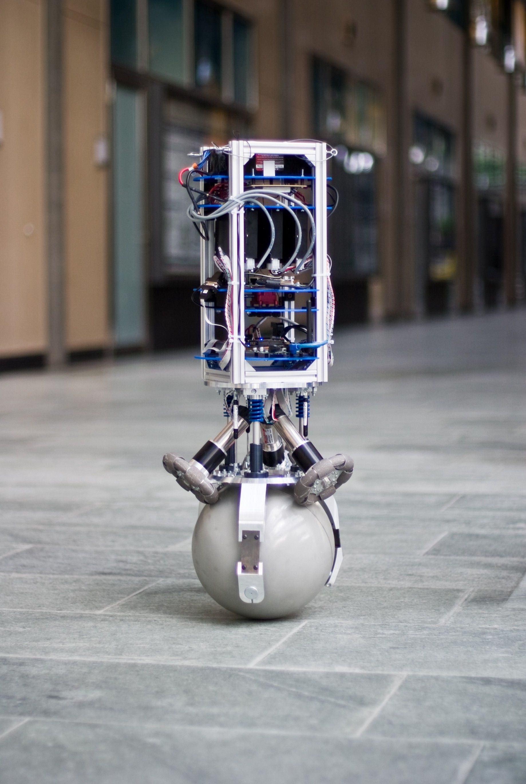 Інженери навчили робота балансувати на кулі. Алгоритм можна використовувати і з іншими роботами, зокрема людиноподібними.