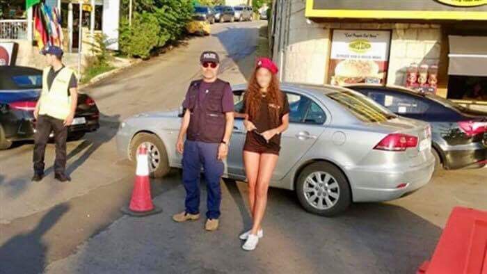 Мер ліванського міста наказав жінкам-поліцейським ходити в коротких шортах, щоб залучити туристів. Бруманна — маленьке ліванське містечко, яке знаходиться в 17 кілометрах від Бейрута.