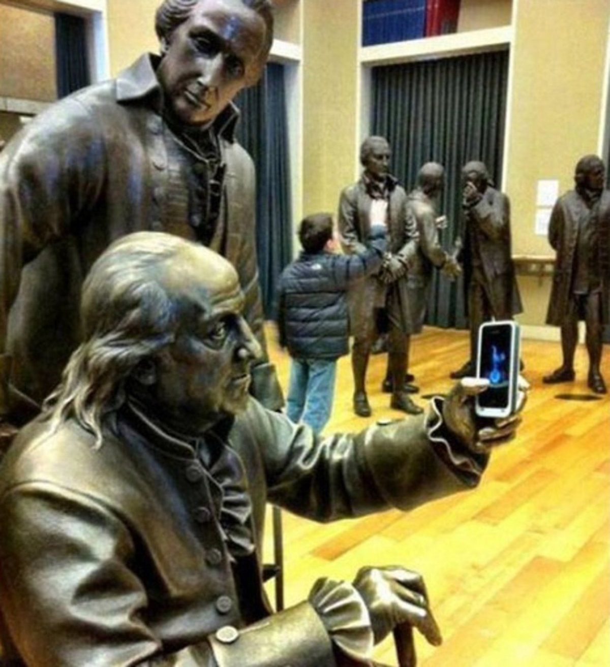 Ці люди показали всьому світу як зробити оригінальне фото з пам'ятником. Вчіться фотографуватися з пам'ятками правильно!